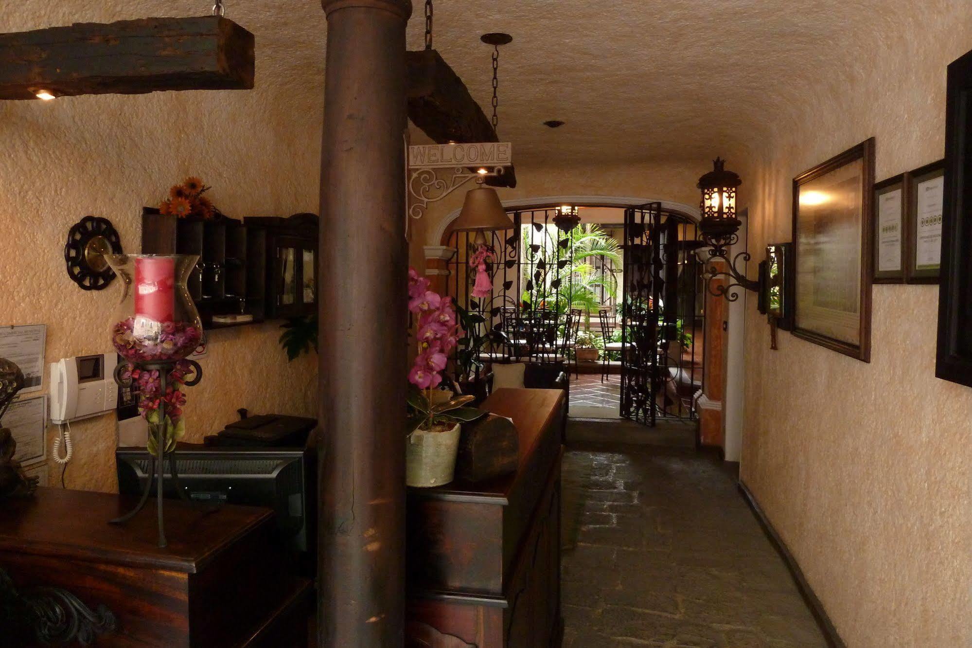 D'Leyenda Hotel Antigua Exterior photo